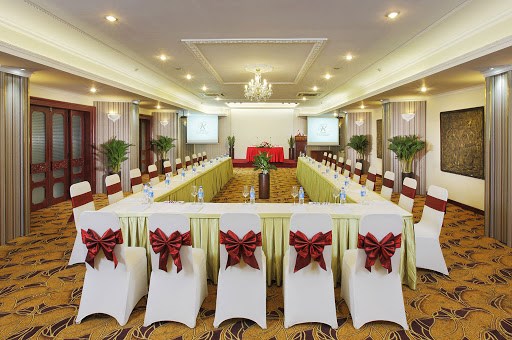 BÀN GHẾ CAO CẤP